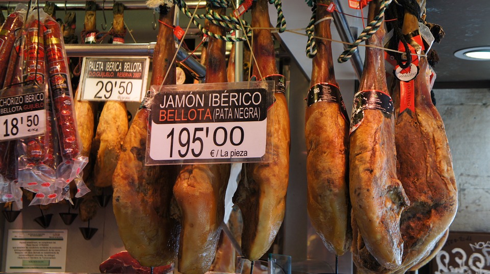 Dijo el jamón al vino: aquí te espero, buen amigo.